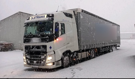 Olstrans truck in sneeuw