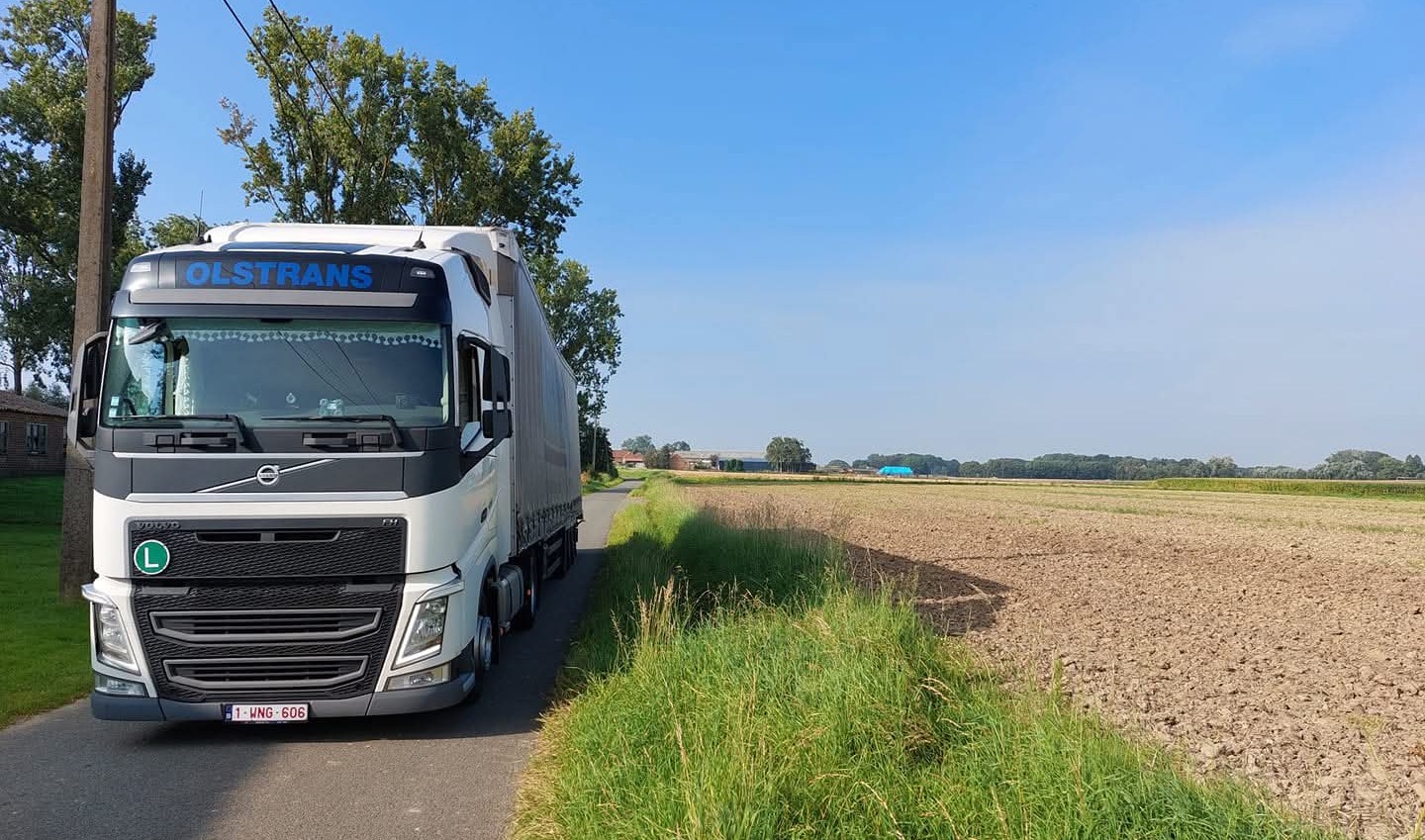 Olstrans truck naast het weiland